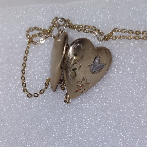 Gold Vintage Locket Photo Pendant w/ Floral Dove Motif - Picture 11 of 13